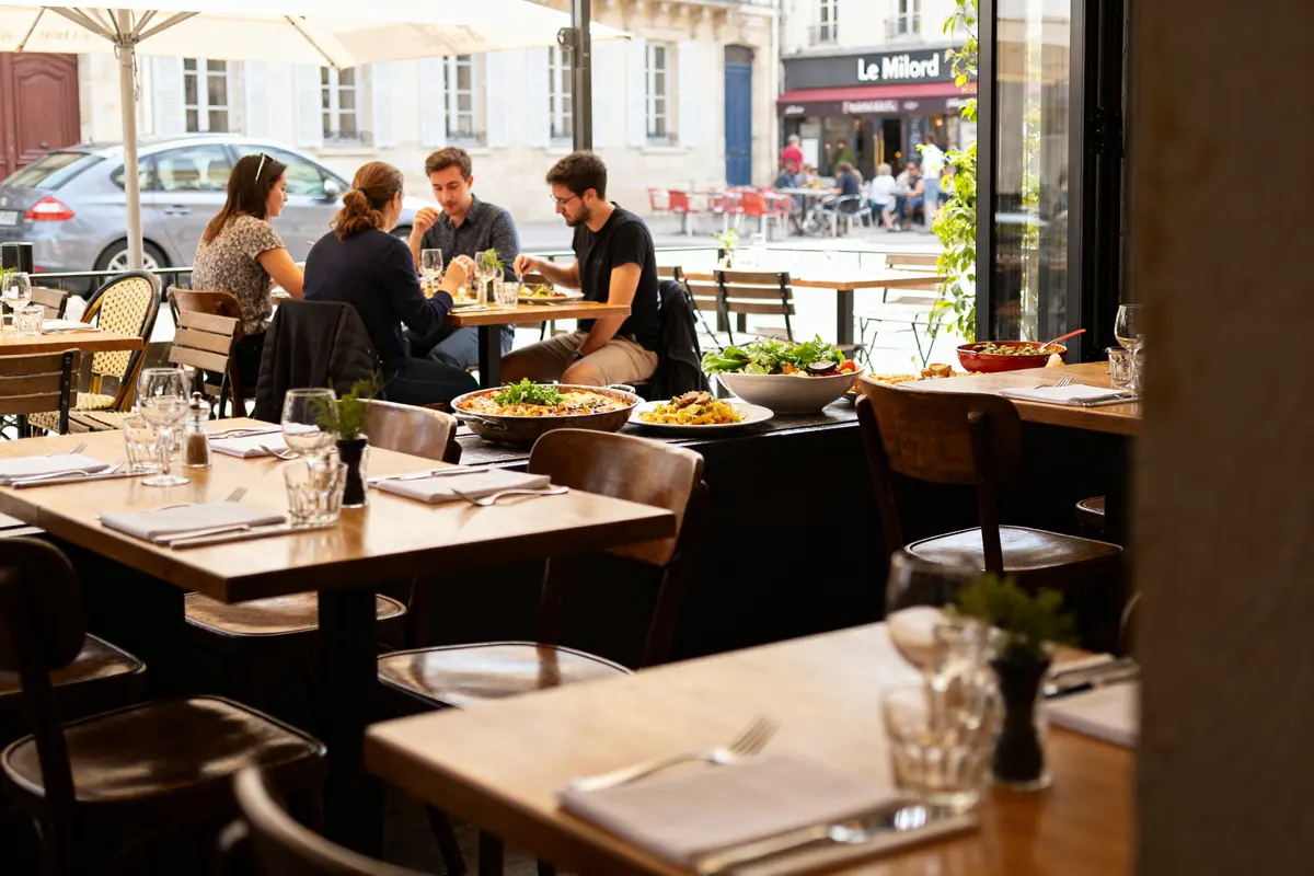 Des convives dînent dans un restaurant avec vue sur la terrasse du Milord
