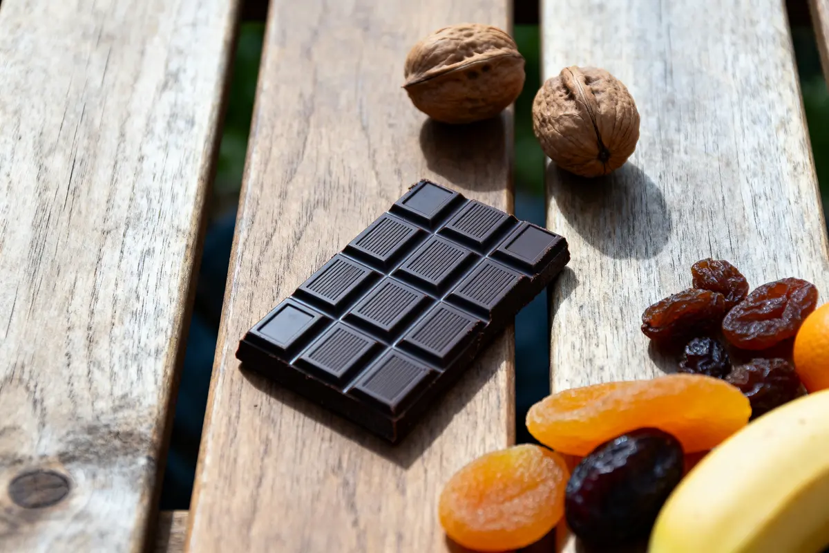 Tablette de chocolat entourée de fruits secs et noix, remède chocolat contre la constipation