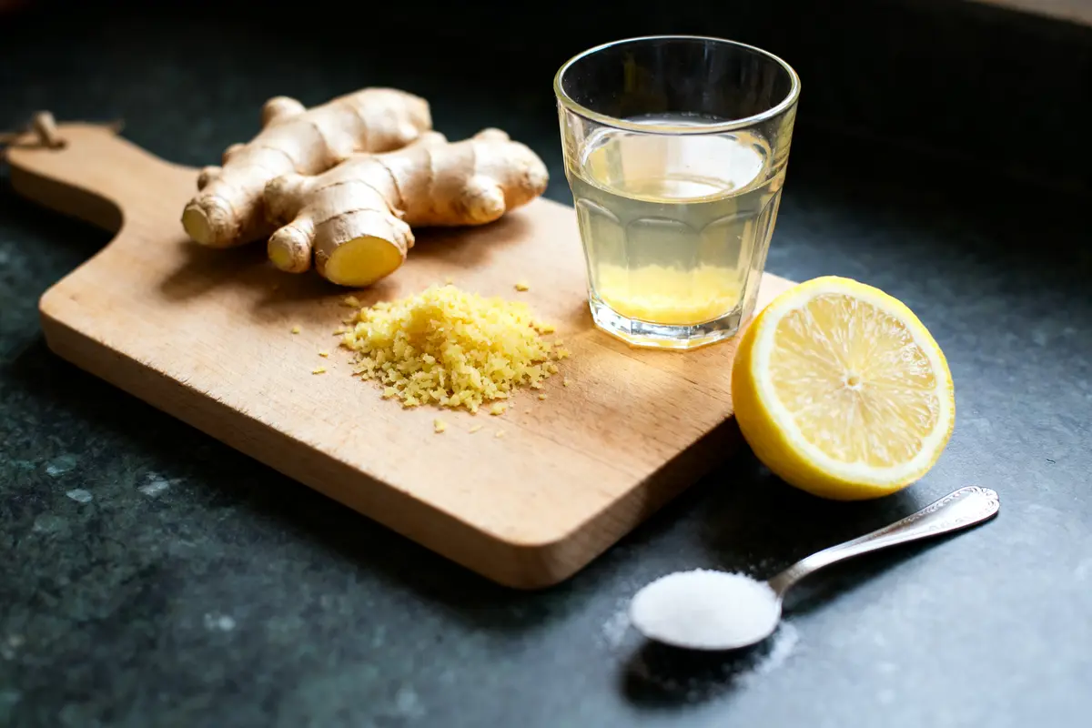 Ingrédients pour recette de jus de gingembre : gingembre, citron, sucre et boisson préparée