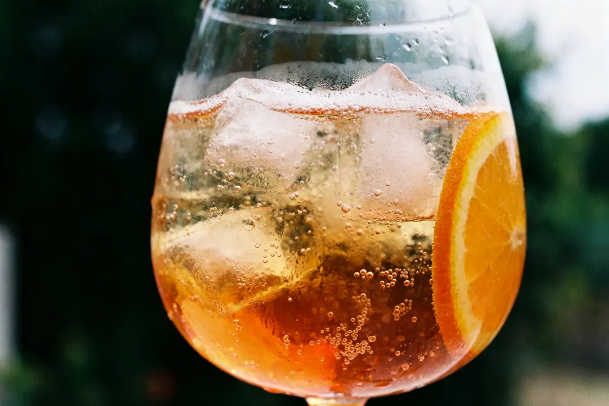 Verre de virgin spritz avec des glaçons et tranche d’orange en gros plan